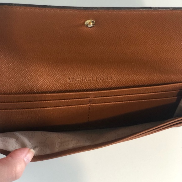 Michael Kors wallet - Picture 5 of 11